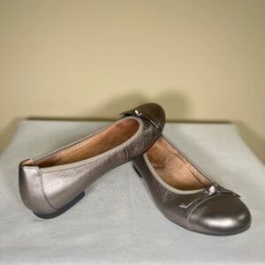 Vionic - Pewter Women’s Size 7.5 Flats